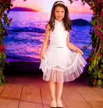 Conjunto blusa lisa e short saia com tule