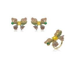 Conjunto borboleta com cravação colorida banhado a ouro Conjunto borboleta com cravação colorida banhado a ouro