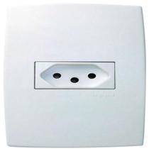 Conjunto branco 4x2 tomada 2polo+ terra 10a brasil horiz plus - pial Conjunto branco 4x2 tomada 2polo+ terra 10a brasil horiz plus - pial