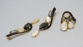 conjunto brinco e anel dourado banhado a ouro com madre pérola