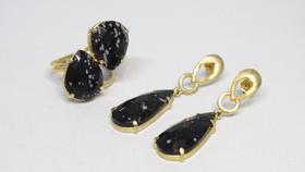 conjunto brinco e anel dourado pedra natural obsediana banhado a ouro