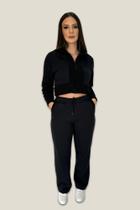 Conjunto calça + blusão cropped de moletom com pelinho