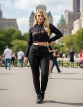 Conjunto Calça e Blusa Cropped em Capuz em Matelasse Cor:PretoTamanho:G