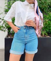 Conjunto camisa e shorts jeans.