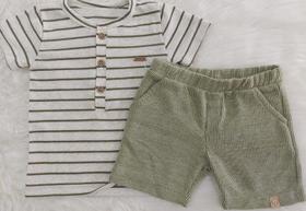 CONJUNTO CAMISETA COM PEITILHO LISTRADA E BERMUDA COM BOLSO GROW UP Verde