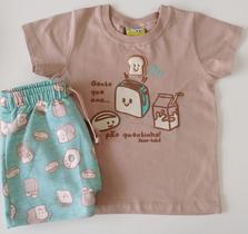 CONJUNTO CAMISETA MANGA CURTA EM MALHA E BERMUDA MOLETOM ESTAMPADA JACA LELE Única CONJUNTO CAMISETA MANGA CURTA EM MALHA E BERMUDA MOLETOM ESTAMPADA JACA LELE Única