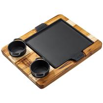 Conjunto Chapa Petisco Quadrada Alça de Ferro 22x22cm e Suporte de Madeira Com 2 Molheiras 28,5X35cm Conjunto Chapa Petisco Quadrada Alça de Ferro 22x22cm e Suporte de Madeira Com 2 Molheiras 28,5X35cm