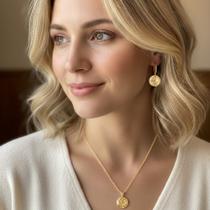 Conjunto Colar e Argolas pingente círculo ondulado banhado a ouro 18k