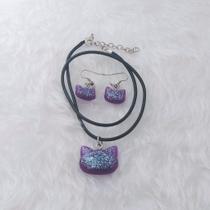 Conjunto Colar E Brinco Gatinho Roxo Com Glitter Feito Em Resina