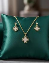 Conjunto Colar E Brinco Trevo Cravejado Dourado Conjunto Colar E Brinco Trevo Cravejado Dourado