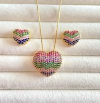 Conjunto colar e brincos coração cravejado com Microzirconias coloridas - Semi Jóia - Carmela Biju