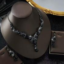 Conjunto Colar e Brincos Elegantes com Pedrarias Pretas Conjunto Colar e Brincos Elegantes com Pedrarias Pretas