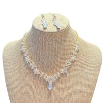 Conjunto Colar Florido Dourado com Gota Central para Festa