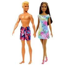 Conjunto Colecionável Casal Bonecos Mattel Boneca Barbie Morena Vestido Tie-Dye + Boneco Ken Praia