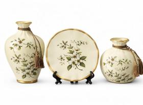 Conjunto com 03 Peças Decorativas Off Floral Clássico Conjunto com 03 Peças Decorativas Off Floral Clássico
