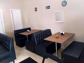 Conjunto com 2 poltronas booth 1 mesa couro preto capitone a mao Conjunto com 2 poltronas booth 1 mesa couro preto capitone a mao