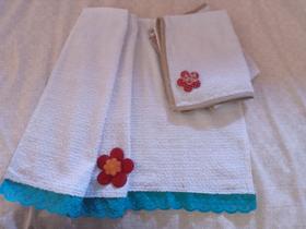 Conjunto com 3 Toalhas Algodão e Barras Bordadas com Flores