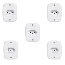 Conjunto com 5 Tomadas 2P+T 20A 250V, com Placa de Sobrepor Branco Pluzie Conjunto com 5 Tomadas 2P+T 20A 250V, com Placa de Sobrepor Branco Pluzie