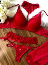 Conjunto com bojo trabalhado em renda.