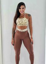 Conjunto com Legging Brocada Marrom e Top Animal Print de detalhe nas Costas e com Zero Transparência Conjunto com Legging Brocada Marrom e Top Animal Print de detalhe nas Costas e com Zero Transparência