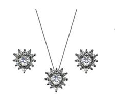 Conjunto coração em zircônias cristais banhado a ródio negro Conjunto coração em zircônias cristais banhado a ródio negro