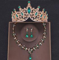 Conjunto coroa colar e brincos debutante daminhas floristas cor dourado e verde Conjunto coroa colar e brincos debutante daminhas floristas cor dourado e verde