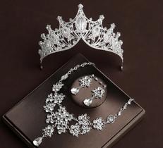 Conjunto coroa mais brinco em strass cor prata Conjunto coroa mais brinco em strass cor prata
