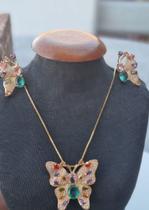 Conjunto corrente, pingente, e par de brincos com pedras e zirconias coloridas com banho de ouro.