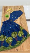 Conjunto Cropped e saia estampado em tecido