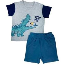 Conjunto curto bebê camiseta curta mescla estampa jacaré e bermuda azul com bolso