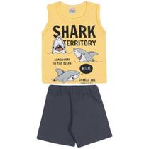 Conjunto curto bebê camiseta regata amarelo estampada tubarão e shorts em moletinho chumbo liso