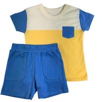 Conjunto curto infantil camiseta meia malha amarelo azul e cru com bolso e shorts azul liso com bolso