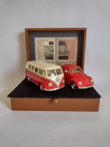 Conjunto de 02 Miniaturas de VW Fusca 1967 e VW Kombi 1962