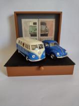 Conjunto de 02 Miniaturas de VW Fusca 1967 e VW Kombi 1962 Escala 1:32