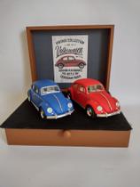 Conjunto de 02 Miniaturas de VW Fusca 1967 em metal