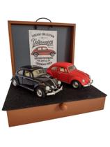 Conjunto de 02 Miniaturas de VW Fusca 1967 em metal com caixa exclusiva