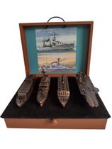 Conjunto de 04 miniaturas de embarcações de época em metal