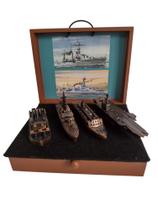 Conjunto de 04 Miniaturas de Embarcações em metal com fragata