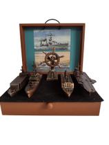 Conjunto de 05 miniaturas de Embarcações em metal com Porta-Aviões