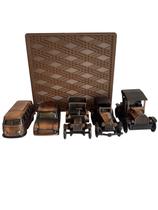 Conjunto de 05 miniaturas de veículos de época em metal com VW Kombi com case Conjunto de 05 miniaturas de veículos de época em metal com VW Kombi com case