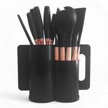 Conjunto de 19 Utensílios de Cozinha em Silicone com Cabos de Madeira e Base Oval - Preto