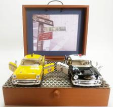 Conjunto de 2 Miniaturas 1957 Chevrolet Bel Air Escala 1:40 Polícia e Taxi