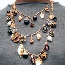 Conjunto de 3 colares com pingentes e pedras