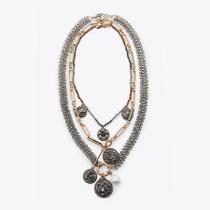 Conjunto de 3 colares com pingentes metálicos