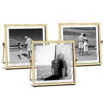 Conjunto de 3 porta-retratos em metal Acelist em ouro de 10x10cm com vidro Conjunto de 3 porta-retratos em metal Acelist em ouro de 10x10cm com vidro