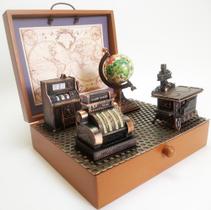 Conjunto de 4 Miniaturas decorativas de Objetos Antigos do cotidiano em metal com Globo terrestre
