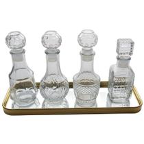 Conjunto de 4 Minis Licoreiras de Vidro com Bandeja Espelhada. Conjunto de 4 Minis Licoreiras de Vidro com Bandeja Espelhada.