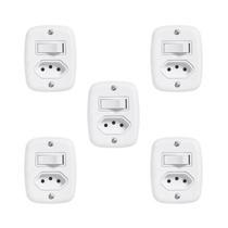 Conjunto de 5 Interruptores de 1 Tecla Simples e Tomada 2p+t 20a , com Placa de Sobrepor Conjunto de 5 Interruptores de 1 Tecla Simples e Tomada 2p+t 20a , com Placa de Sobrepor