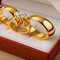 Conjunto de Alianças Banhadas a Ouro 18K com Anel Solitário e Pedra de Zircônia Conjunto de Alianças Banhadas a Ouro 18K com Anel Solitário e Pedra de Zircônia