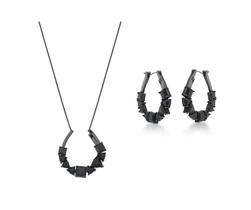 Conjunto de argolas e colar curvos com cristais negros Conjunto de argolas e colar curvos com cristais negros